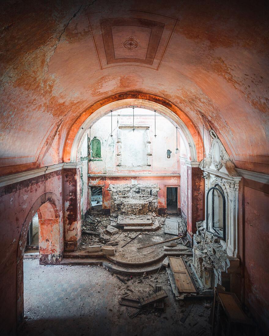 100-Photos-Show-the-Decline-of-the-Church-in-Italy-6256af2650f73__880