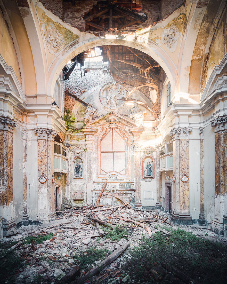 abandoned-church-building-italy-europe-decay-roman-robroek1-6241b1bad36ea__880
