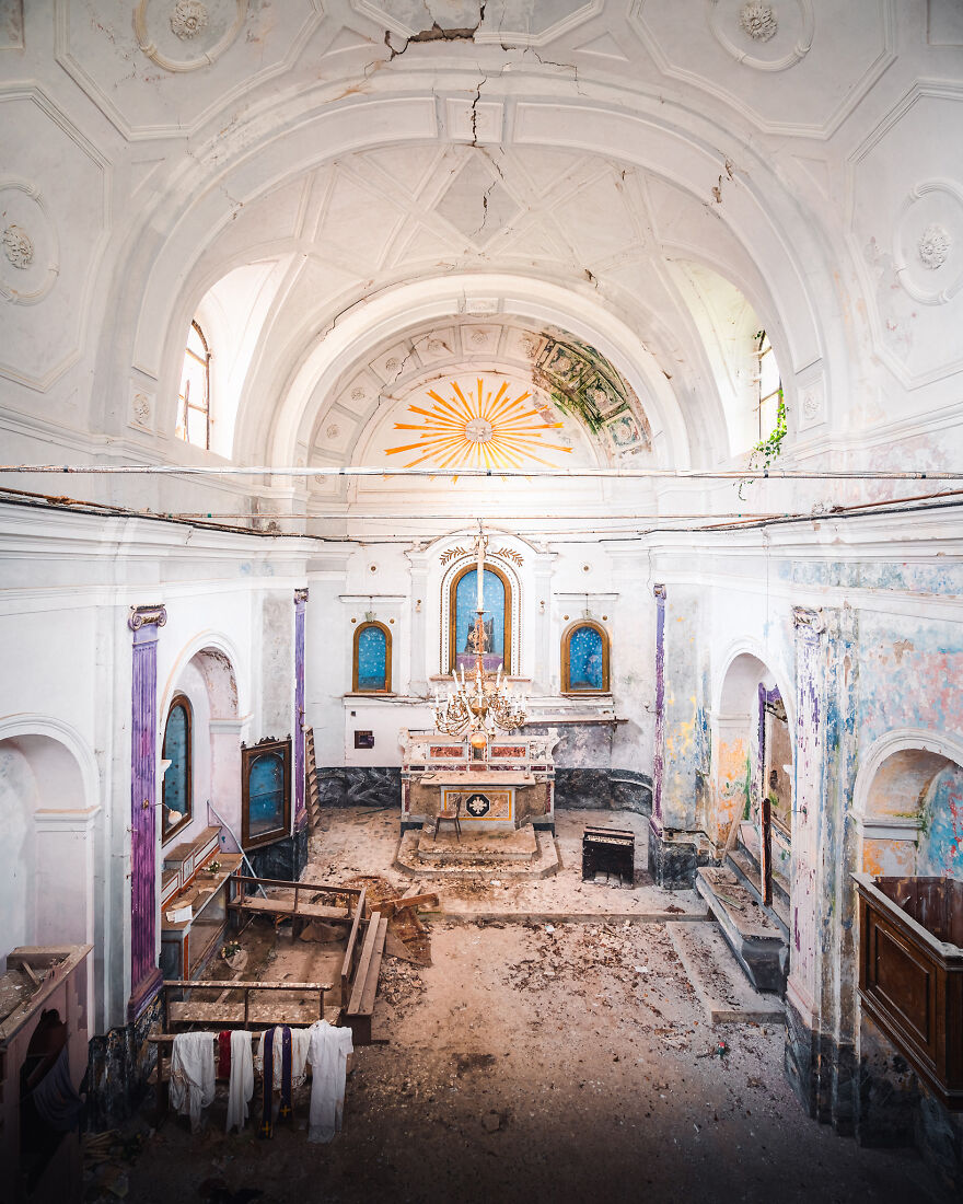 abandoned-church-building-italy-europe-decay-roman-robroek11-6241b22578d41__880