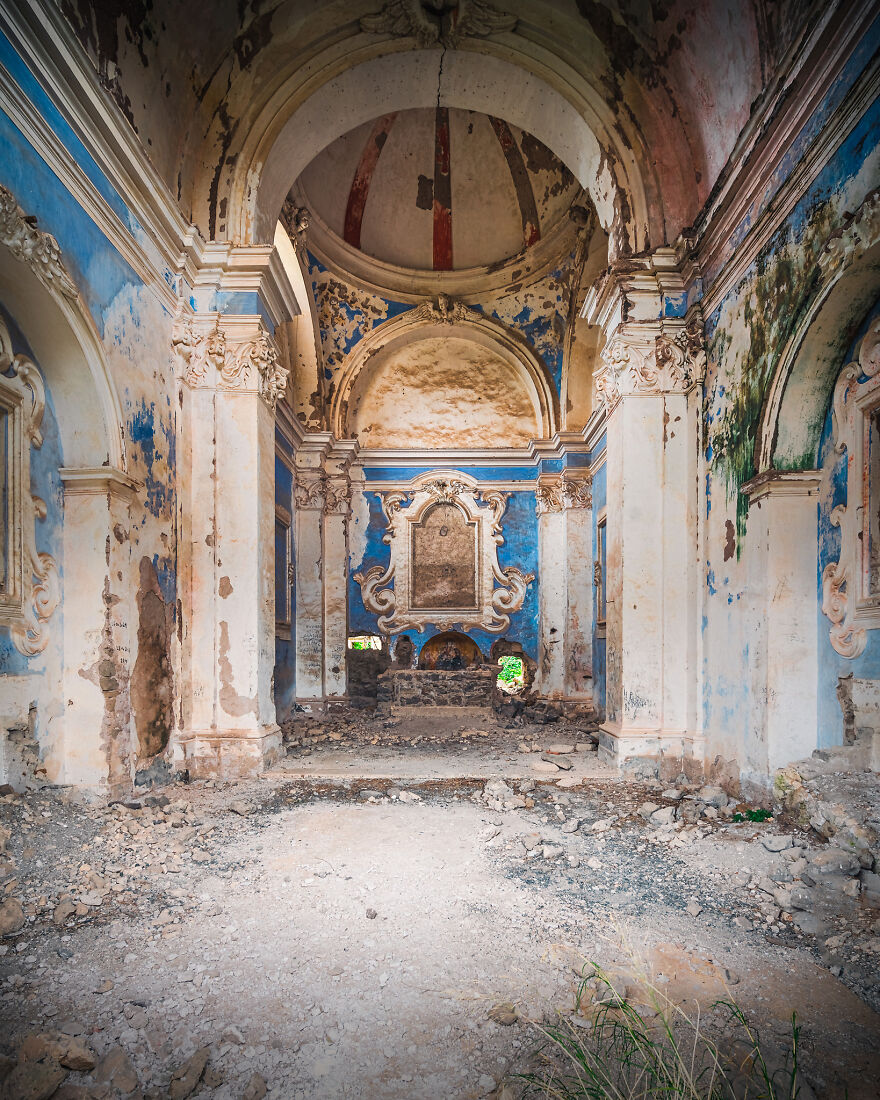 abandoned-church-building-italy-europe-decay-roman-robroek12-6241b22f0b5ff__880