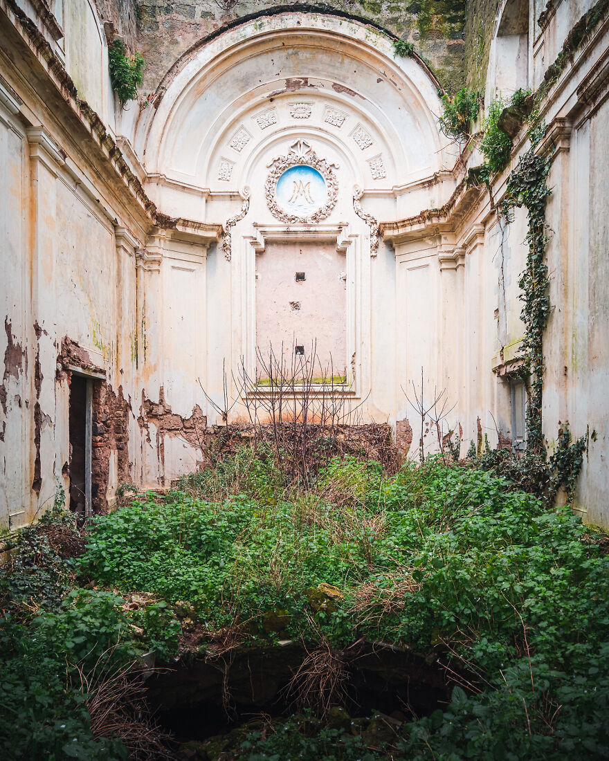 abandoned-church-building-italy-europe-decay-roman-robroek13-6241b23d653e3__880
