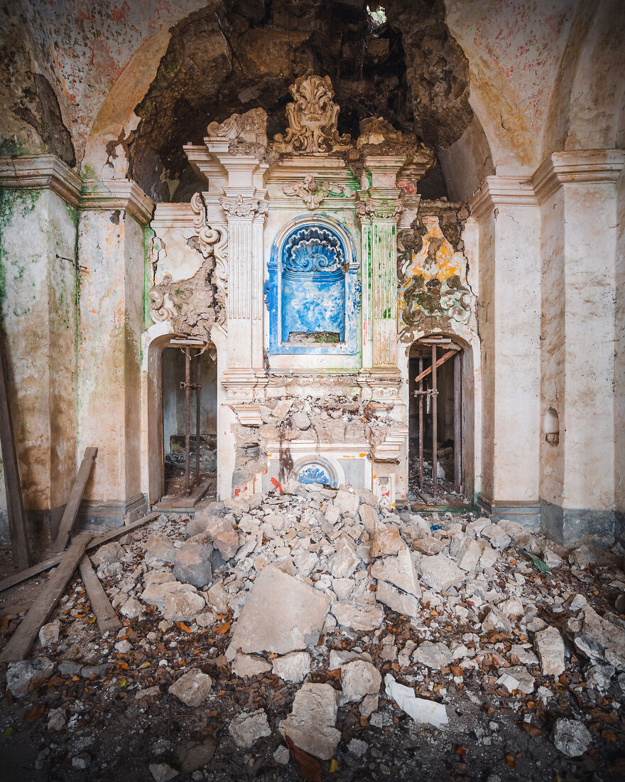 abandoned-church-building-italy-europe-decay-roman-robroek18-6241b272737e0__880