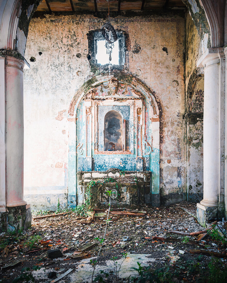 abandoned-church-building-italy-europe-decay-roman-robroek19-6241b282ef828__880