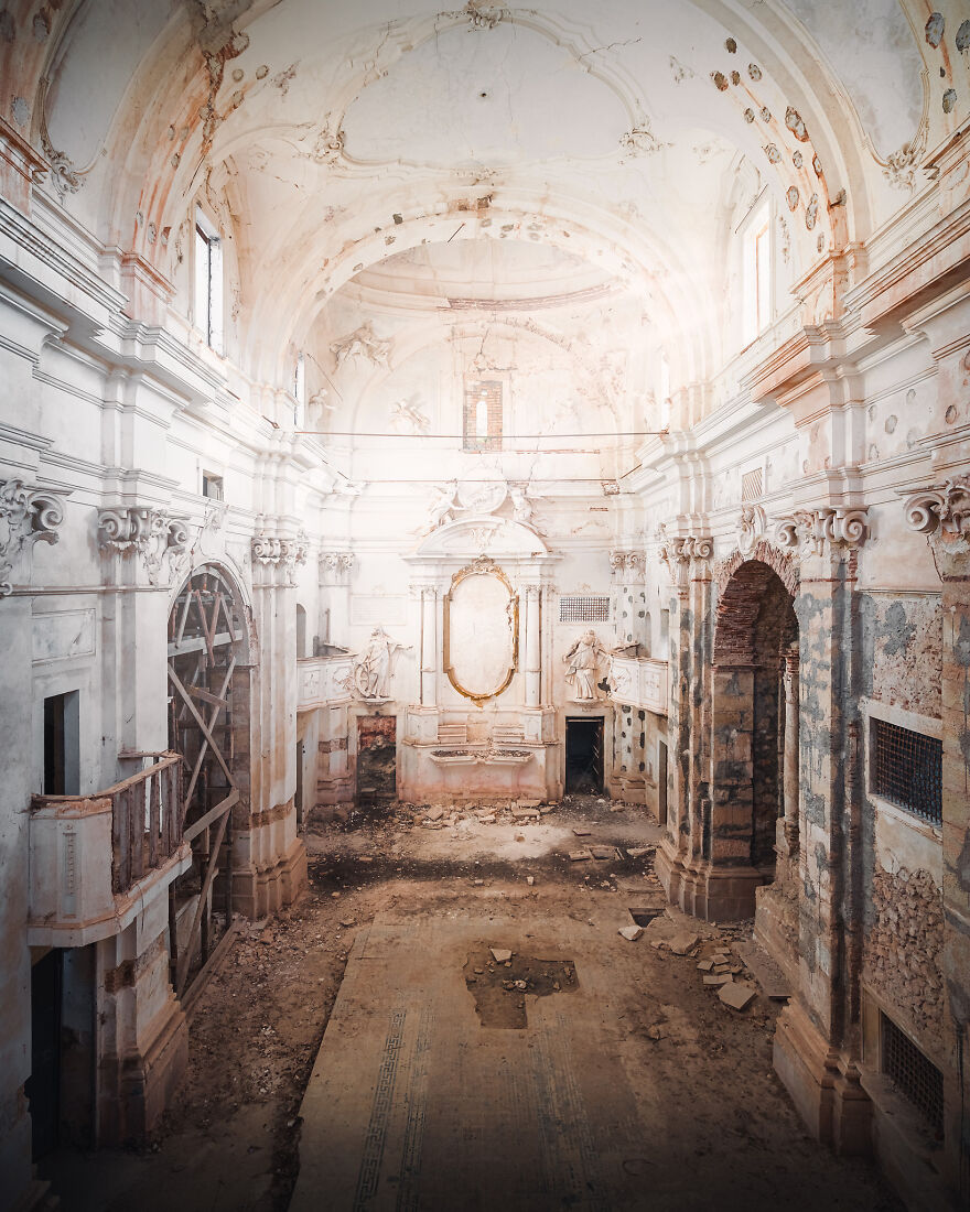 abandoned-church-building-italy-europe-decay-roman-robroek2-6241b1c179659__880