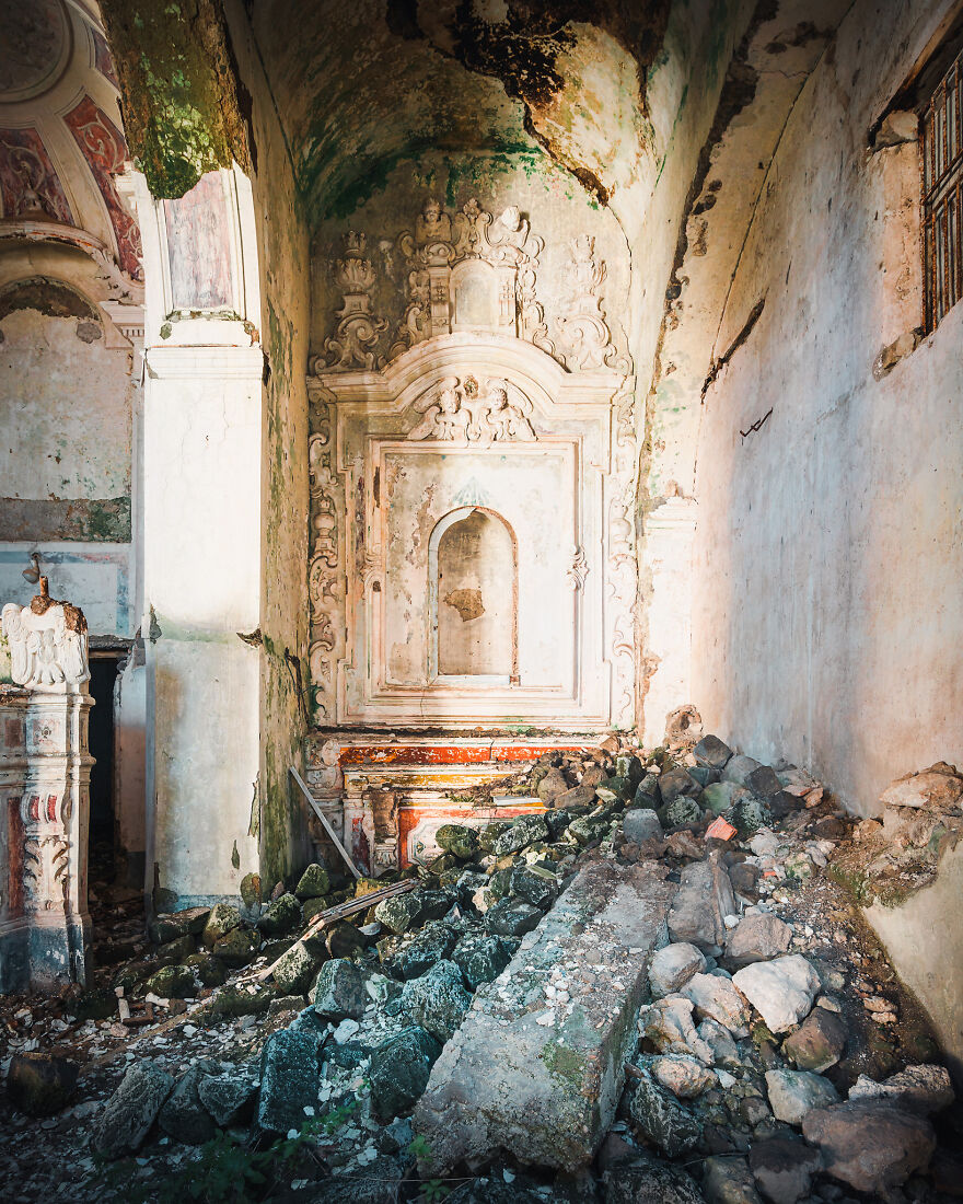 abandoned-church-building-italy-europe-decay-roman-robroek20-6241b28b5c955__880