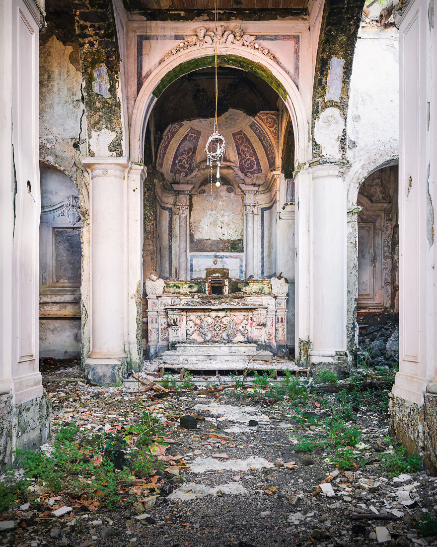 abandoned-church-building-italy-europe-decay-roman-robroek21-6241b29a3933f__880