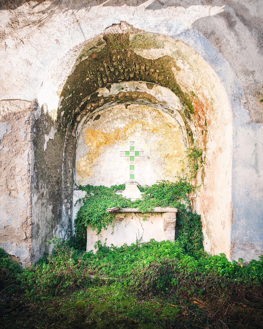 abandoned-church-building-italy-europe-decay-roman-robroek22-6241b2a9f10b3__880