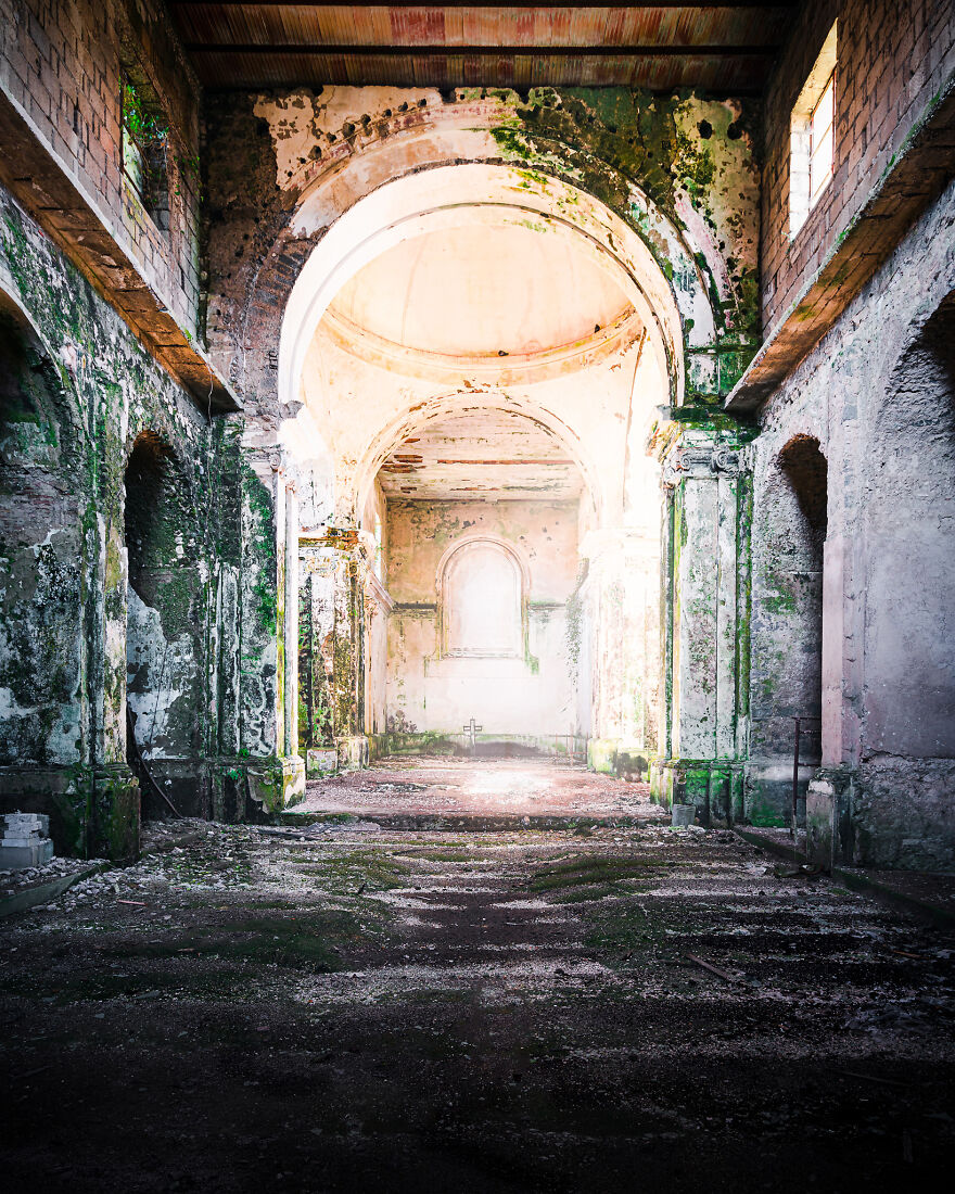 abandoned-church-building-italy-europe-decay-roman-robroek23-6241b2bad005a__880