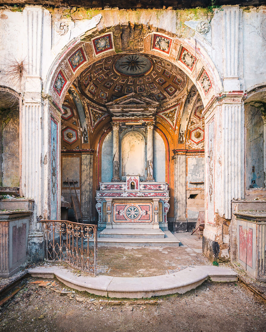 abandoned-church-building-italy-europe-decay-roman-robroek25-6241b2d85cda2__880