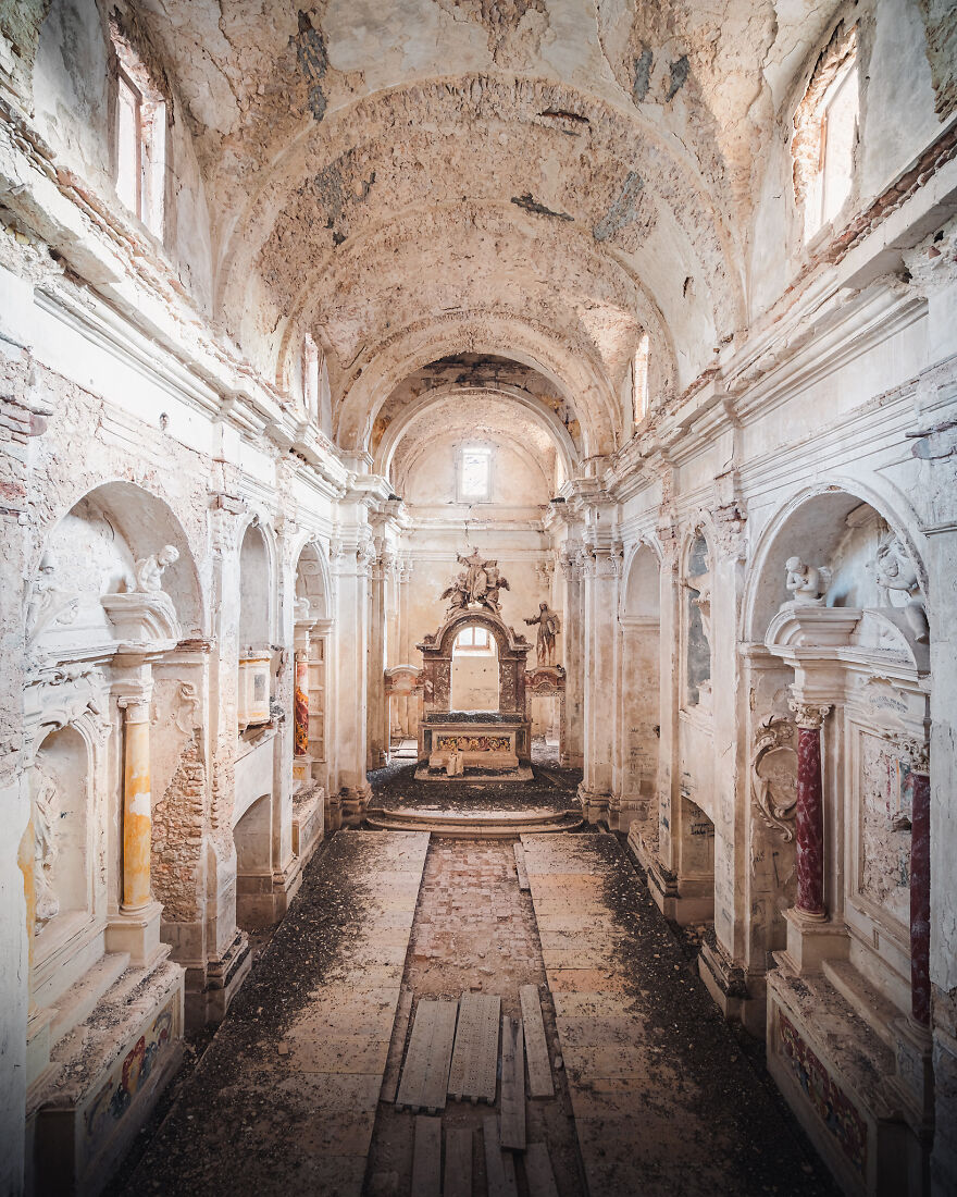 abandoned-church-building-italy-europe-decay-roman-robroek3-6241b1ce18e89__880