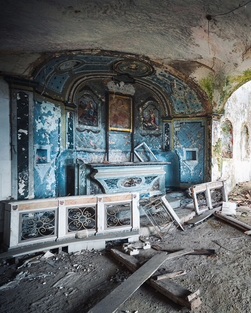 abandoned-church-building-italy-europe-decay-roman-robroek4-6241b1db02bb0__880