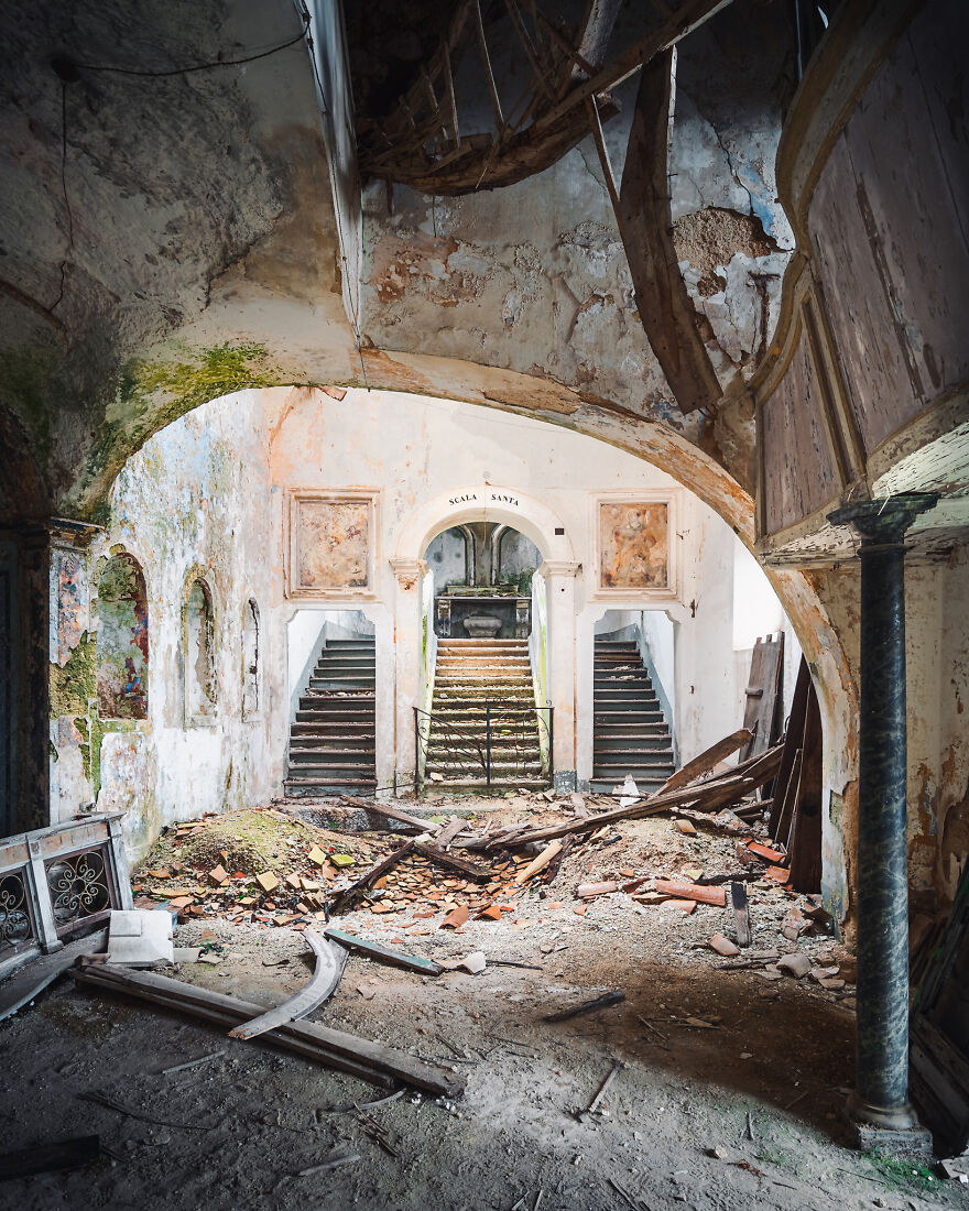 abandoned-church-building-italy-europe-decay-roman-robroek5-6241b1e654a75__880
