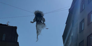 A Wire Sculpture Dedicated to Ukrainian War-Affected Mothers Appeared in The Center of Prague