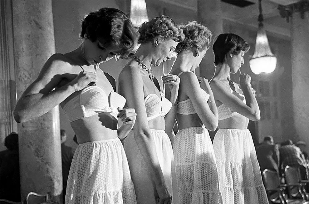 Vintage Photographs of Women Flaunting the Inflatable Bras to Look Like Marilyn  Monroe in 1952 » Design You Trust