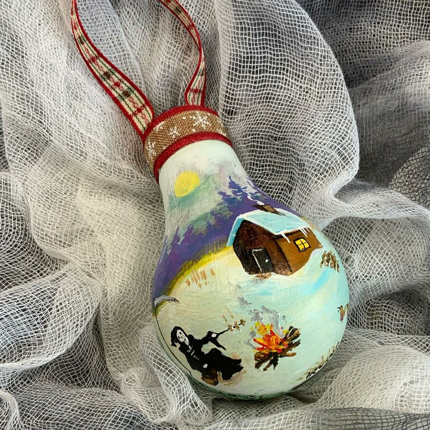 I-painted-these-Christmas-ornaments-using-burnt-out-light-bulbs-6374f58d403fa__censored__880