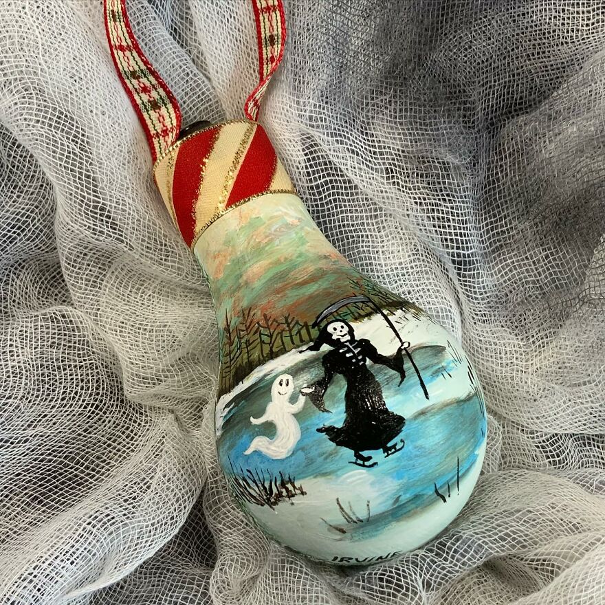 I-painted-these-Christmas-ornaments-using-burnt-out-light-bulbs-6374f59c0dd0f__880