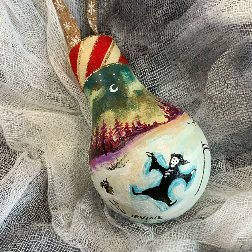 I-painted-these-Christmas-ornaments-using-burnt-out-light-bulbs-6374f5a14a128__880