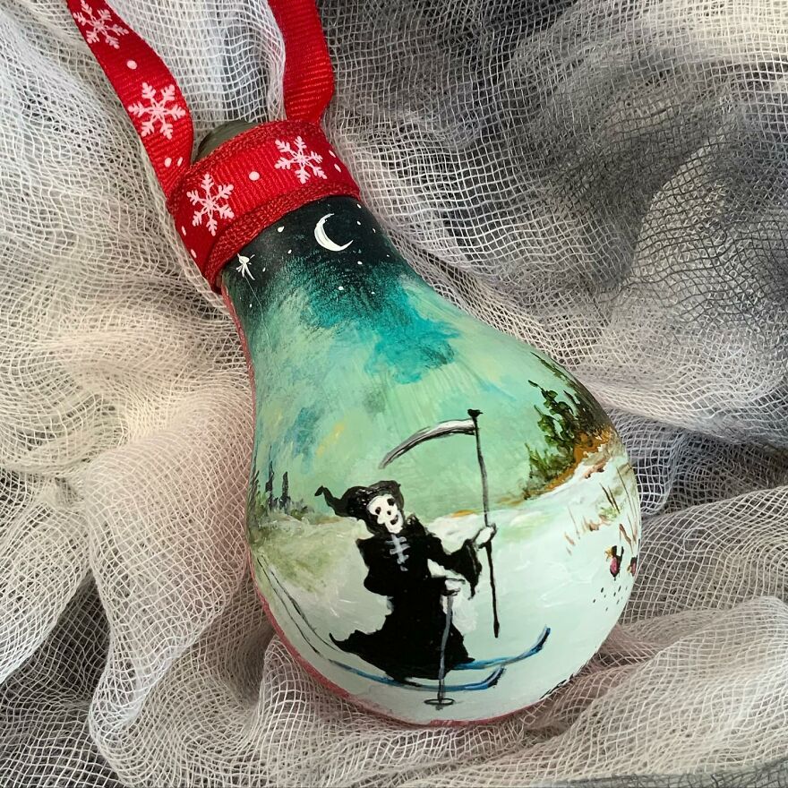 I-painted-these-Christmas-ornaments-using-burnt-out-light-bulbs-6374f5a50d5be__880