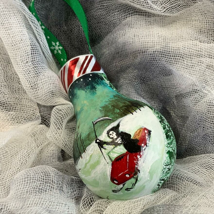I-painted-these-Christmas-ornaments-using-burnt-out-light-bulbs-6374f5a8c53ed__880