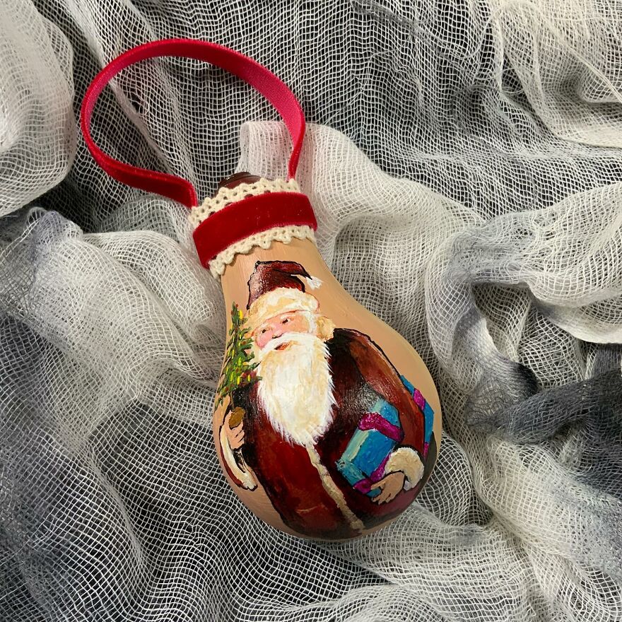 I-painted-these-Christmas-ornaments-using-burnt-out-light-bulbs-6374f5b3db227__880