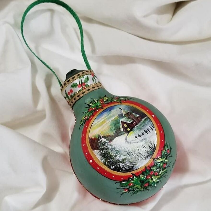 I-painted-these-Christmas-ornaments-using-burnt-out-light-bulbs-6374f5e07f4d5__880