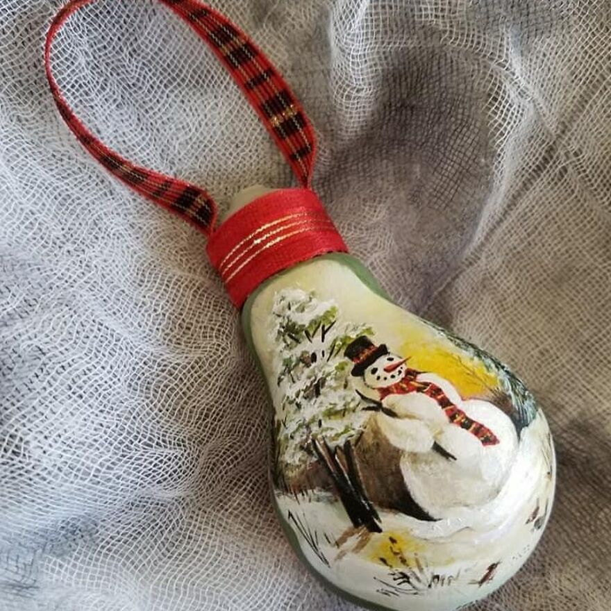 I-painted-these-Christmas-ornaments-using-burnt-out-light-bulbs-6374f5eb34948__880