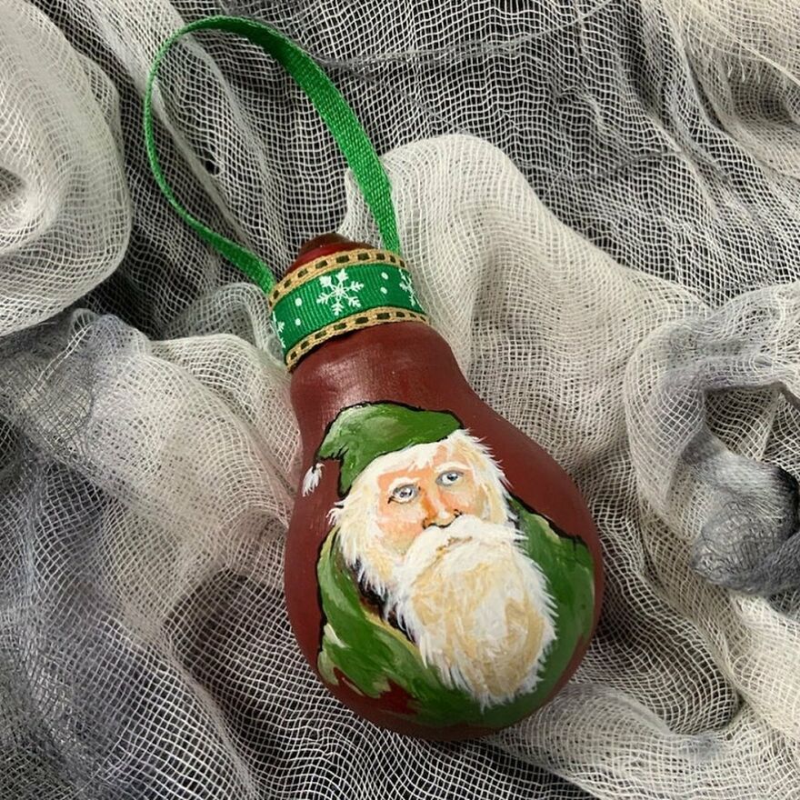 I-painted-these-Christmas-ornaments-using-burnt-out-light-bulbs-6374f5f0bece7__880