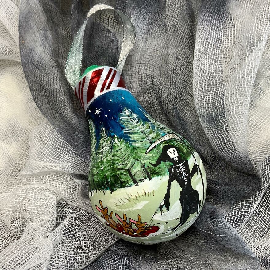 I-painted-these-Christmas-ornaments-using-burnt-out-light-bulbs-6374f61101718__880