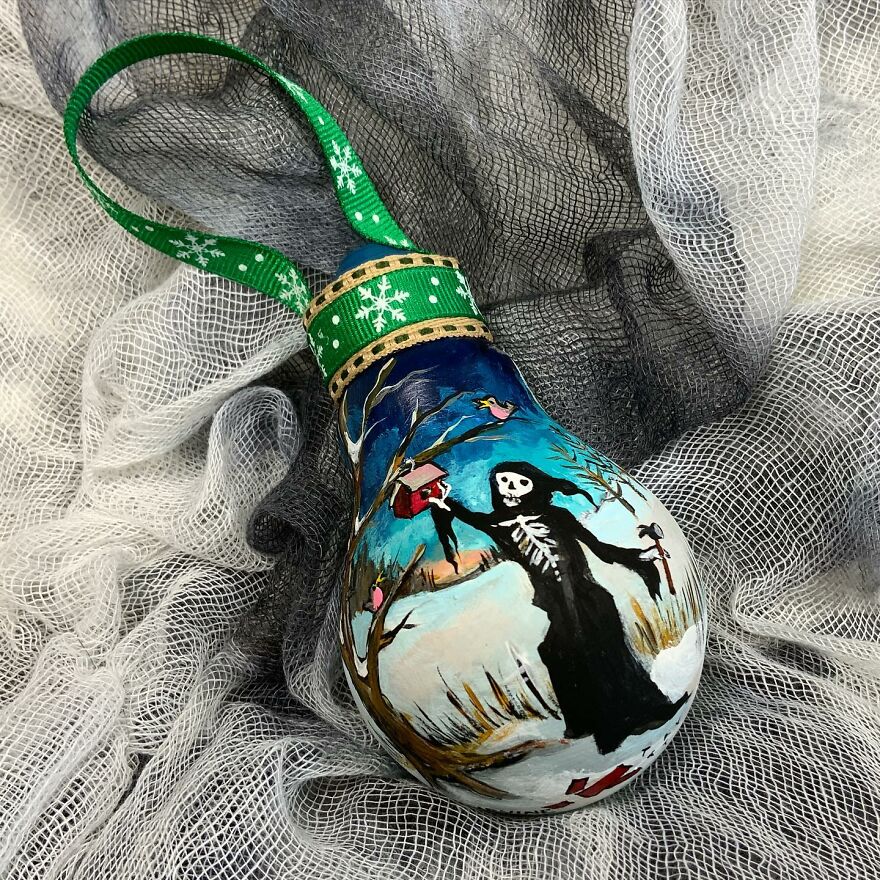 I-painted-these-Christmas-ornaments-using-burnt-out-light-bulbs-6374f63792977__880