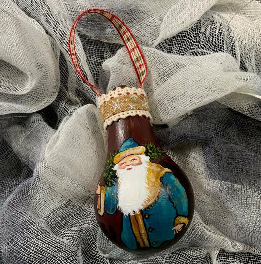I-painted-these-Christmas-ornaments-using-burnt-out-light-bulbs-6374f63dd943d__880