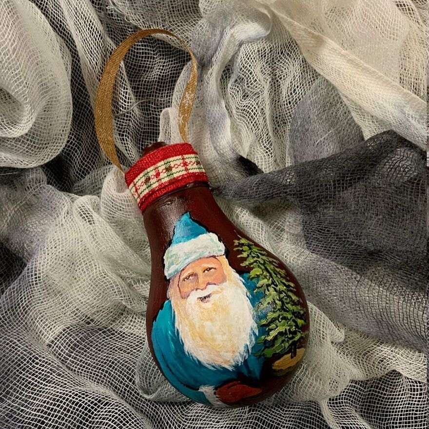 I-painted-these-Christmas-ornaments-using-burnt-out-light-bulbs-6374f645419c8__880