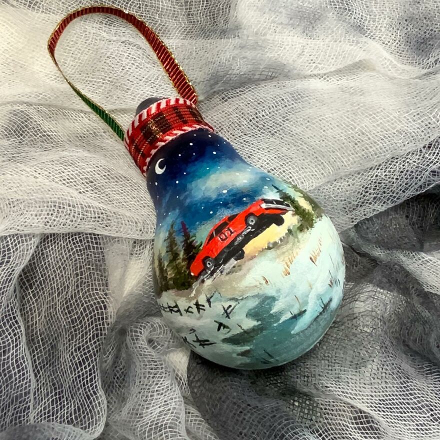 I-painted-these-Christmas-ornaments-using-burnt-out-light-bulbs-6374f675a6897__880