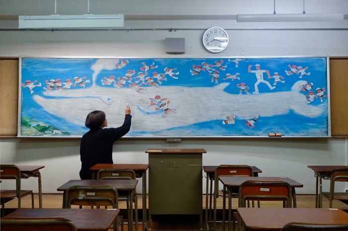 Japanese-teacher-creates-real-works-of-art-on-the-blackboard-before-starting-class-48-Pics-636b79319546d__700