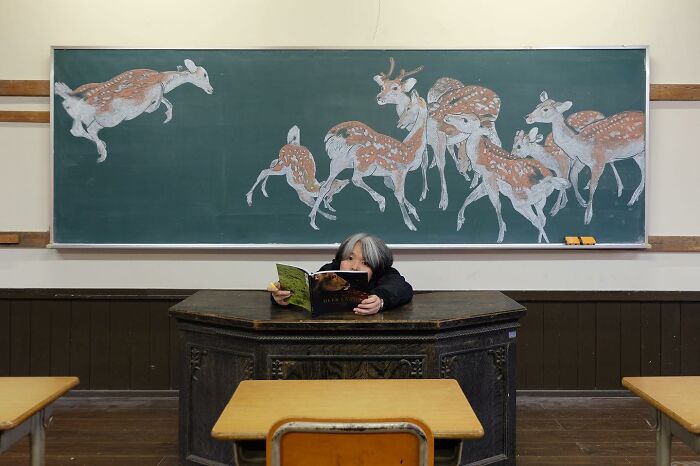 Japanese-teacher-creates-real-works-of-art-on-the-blackboard-before-starting-class-48-Pics-636b793ae25d6__700
