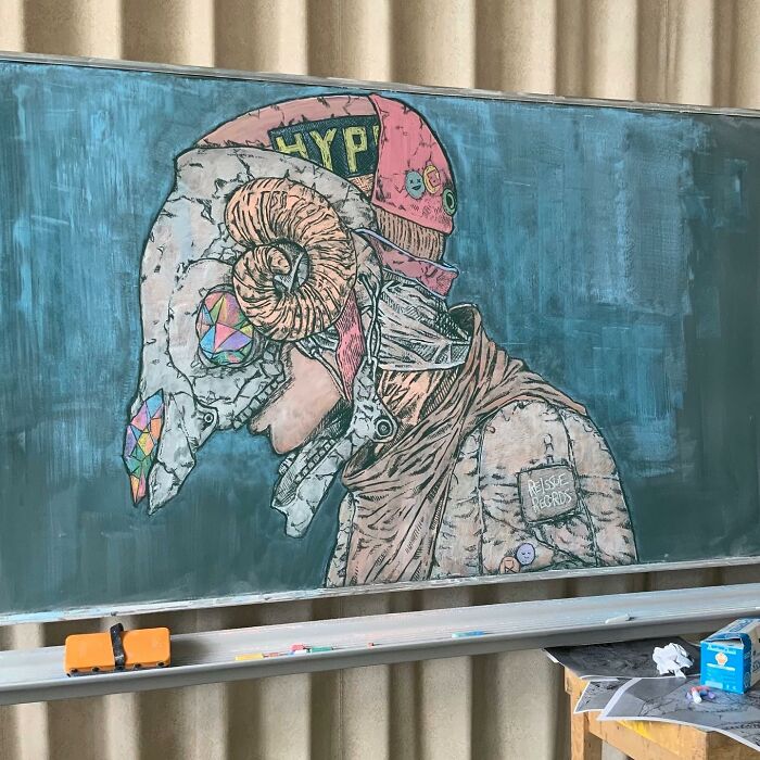 Japanese-teacher-creates-real-works-of-art-on-the-blackboard-before-starting-class-48-Pics-636b7963746c3__700