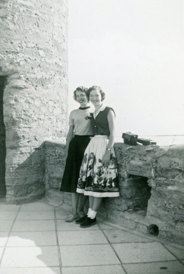 1950s-teenage-girls-22