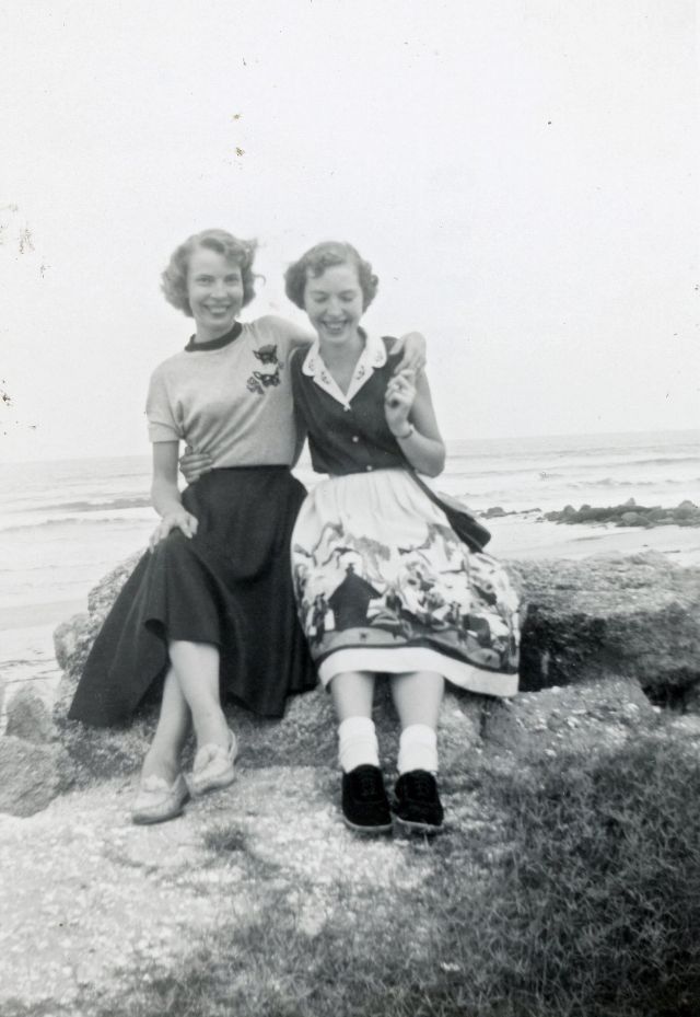 1950s-teenage-girls-23