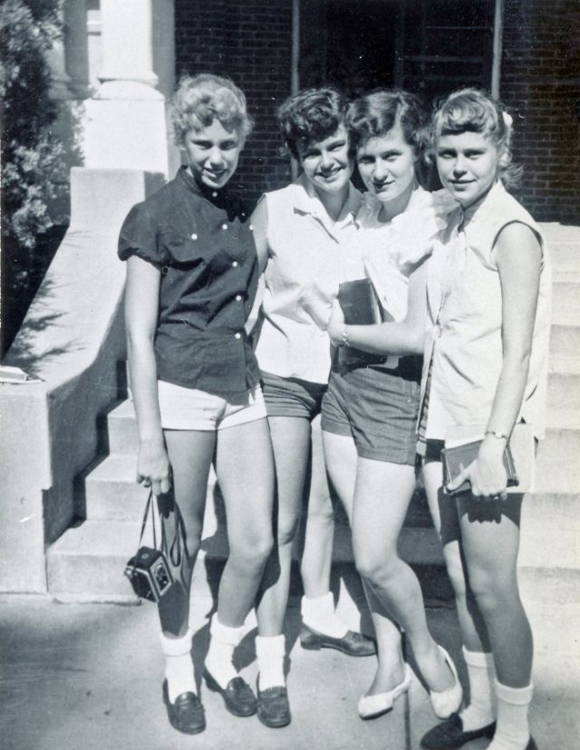 1950s-teenage-girls-29