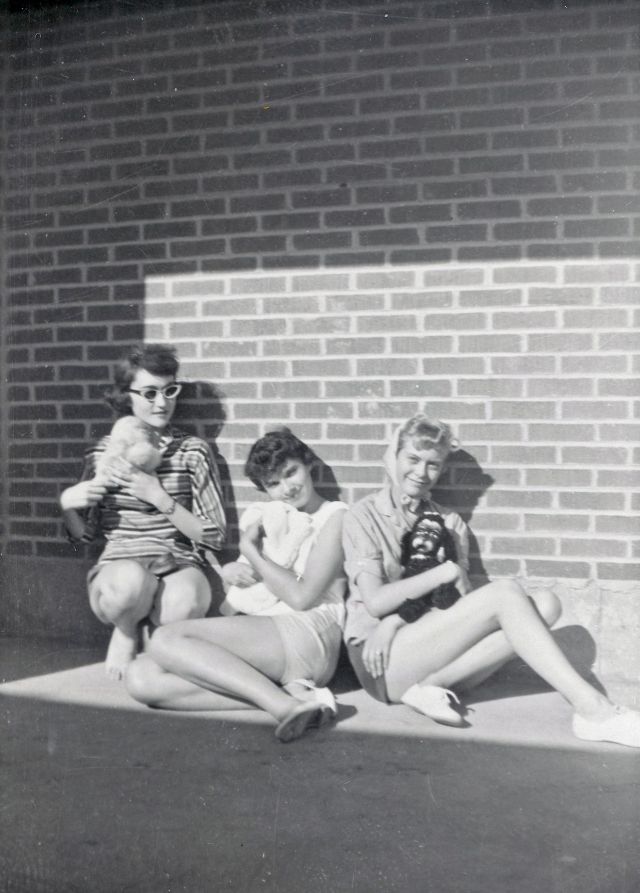 1950s-teenage-girls-38