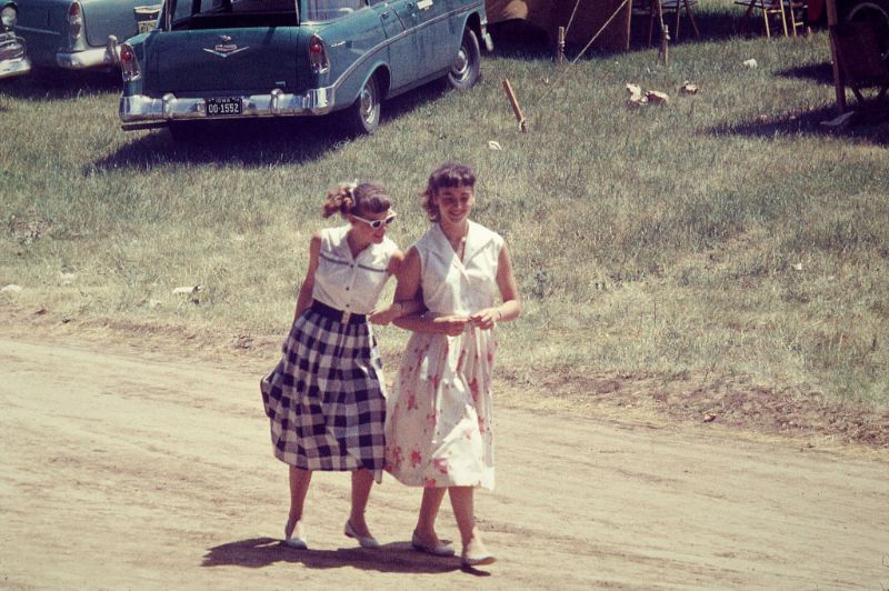 1950s-teenage-girls-4