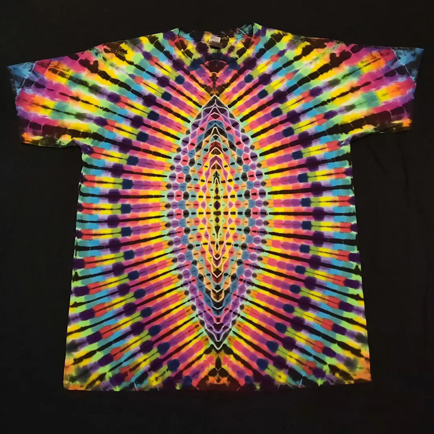 This-artist-creates-very-detailed-tie-dyed-t-shirts-63a5ad61769c2-png__880