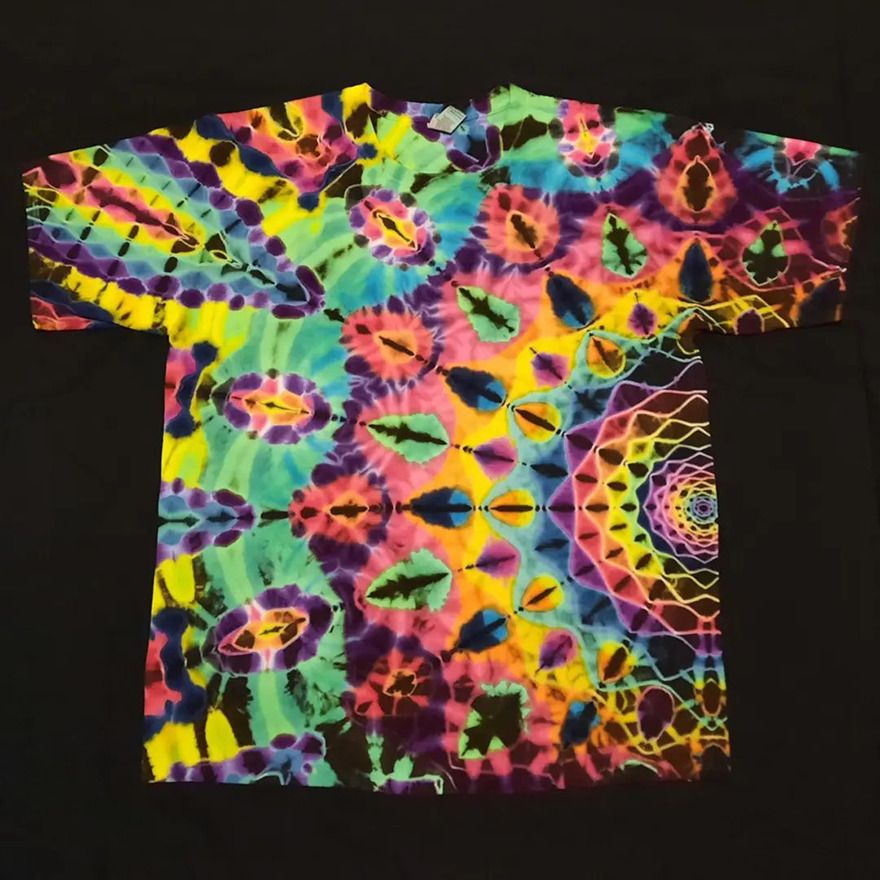 This-artist-creates-very-detailed-tie-dyed-t-shirts-63a5ad671ee5e-png__880