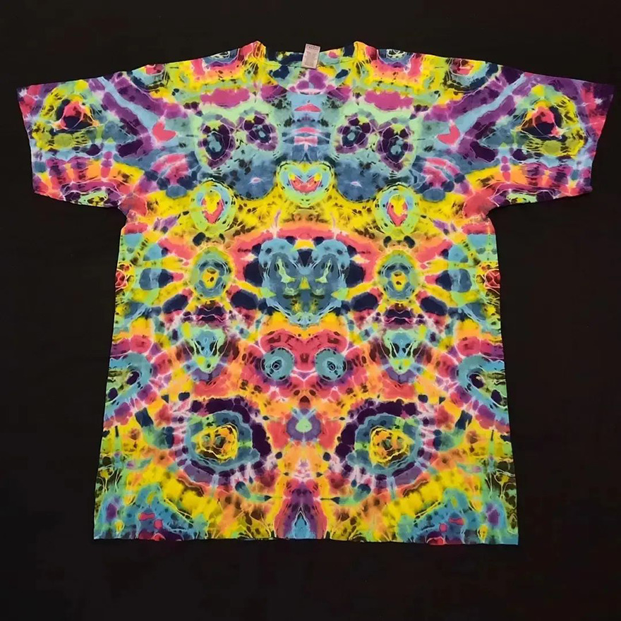 This-artist-creates-very-detailed-tie-dyed-t-shirts-63a5ad6d6e57d-png__880