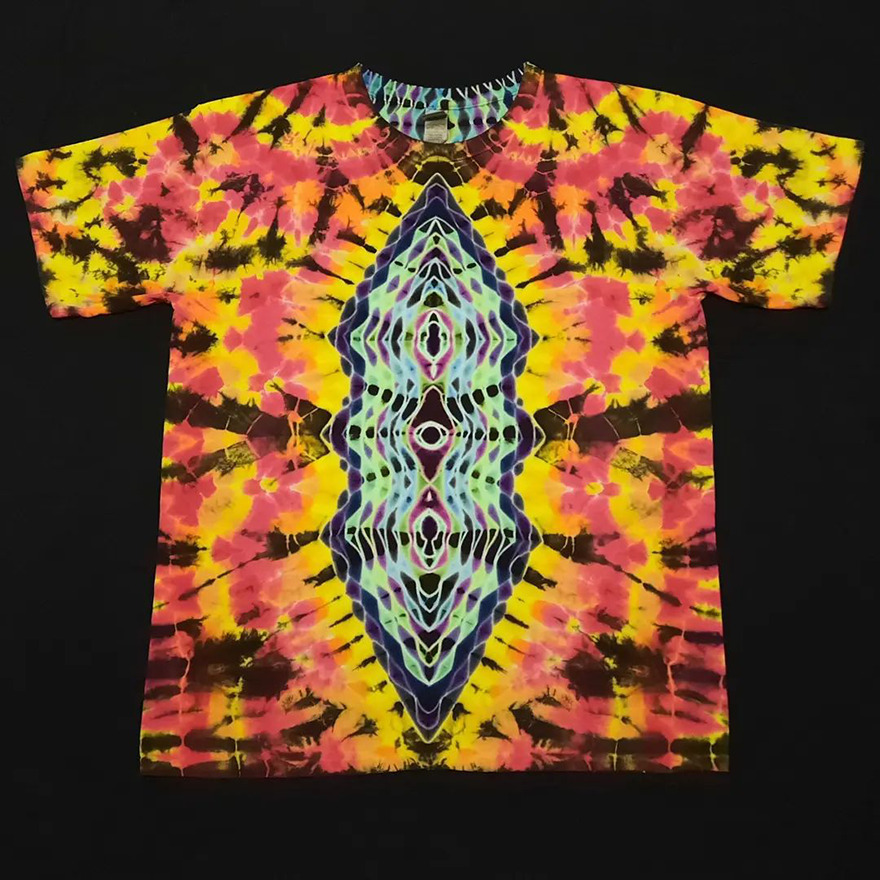 This-artist-creates-very-detailed-tie-dyed-t-shirts-63a5ad706f7e5-png__880