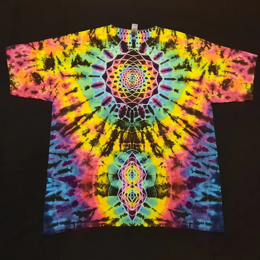 This-artist-creates-very-detailed-tie-dyed-t-shirts-63a5ad732e74e-png__880