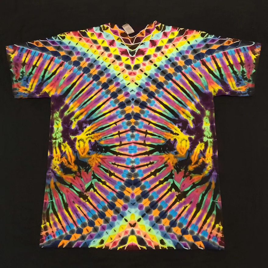 This-artist-creates-very-detailed-tie-dyed-t-shirts-63a5ad780a319-png__880