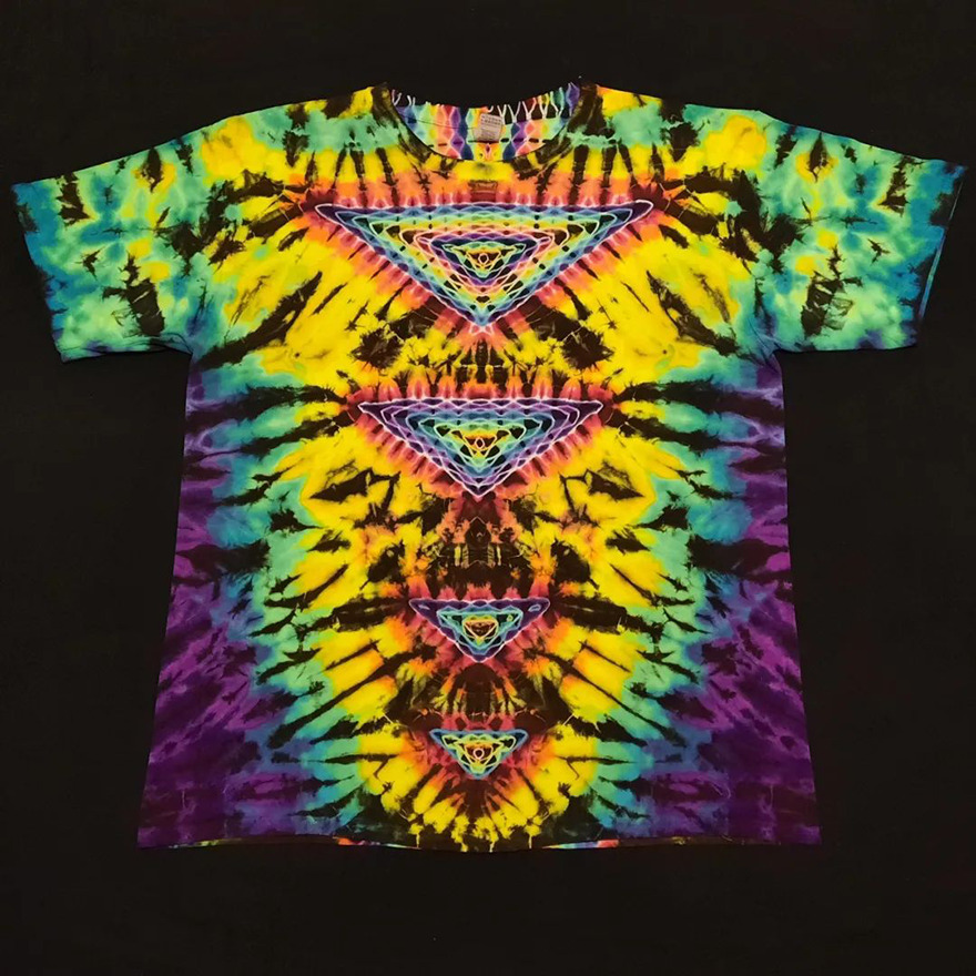 This-artist-creates-very-detailed-tie-dyed-t-shirts-63a5ad7a7198c-png__880