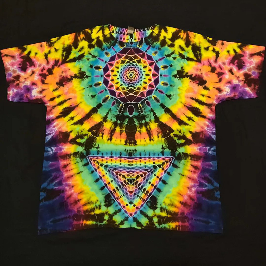 This-artist-creates-very-detailed-tie-dyed-t-shirts-63a5ad7d2d29f-png__880