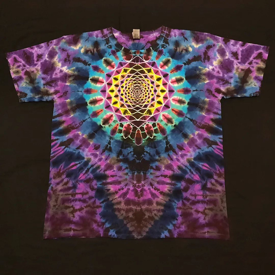This-artist-creates-very-detailed-tie-dyed-t-shirts-63a5ad85e4fb4-png__880