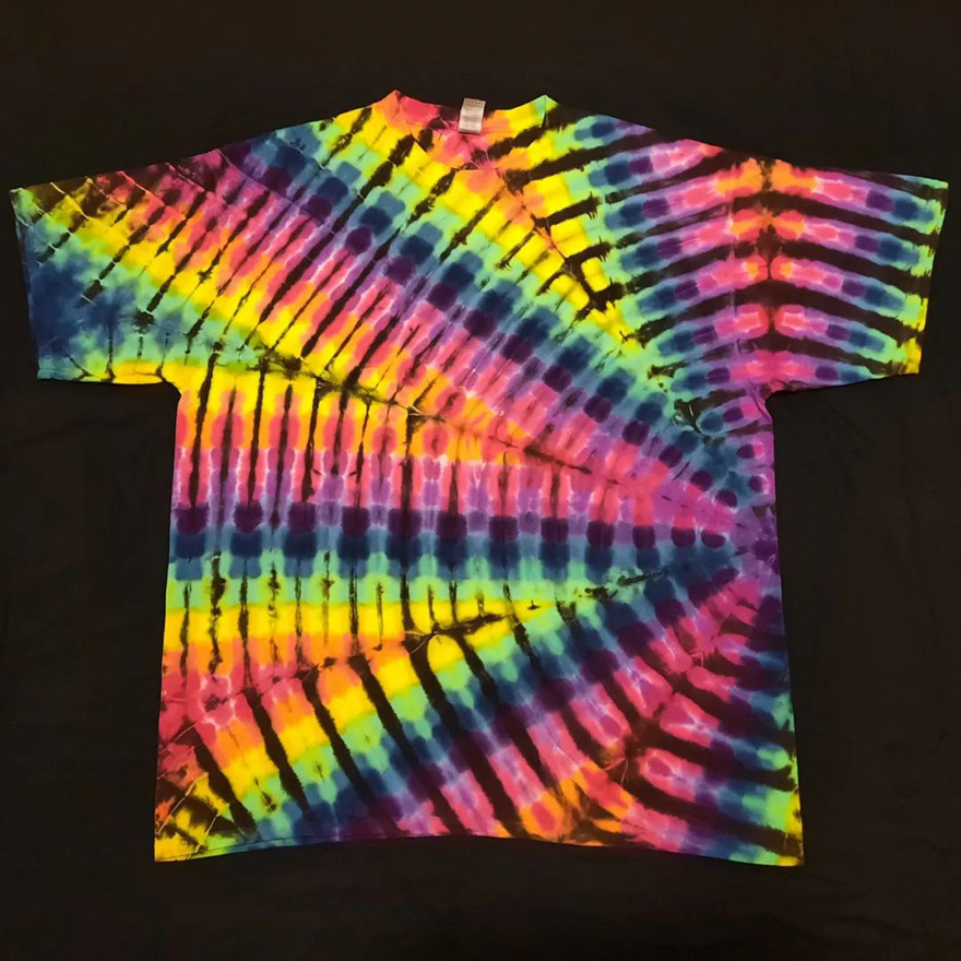 This-artist-creates-very-detailed-tie-dyed-t-shirts-63a5ad8d70d85-png__880
